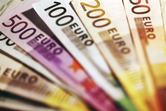 Με μετρητά από το στρώμα γεμίζουν τους λογαριασμούς τα νοικοκυριά